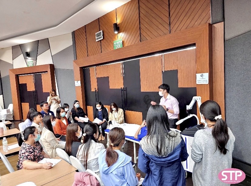 สัมนา หลักการรักษาด้วยเครื่องกระตุ้นระบบประสาทส่วนปลายด้วยสนามแม่เหล็กไฟฟ้า ภาพร่วมสัมนาที่ 11