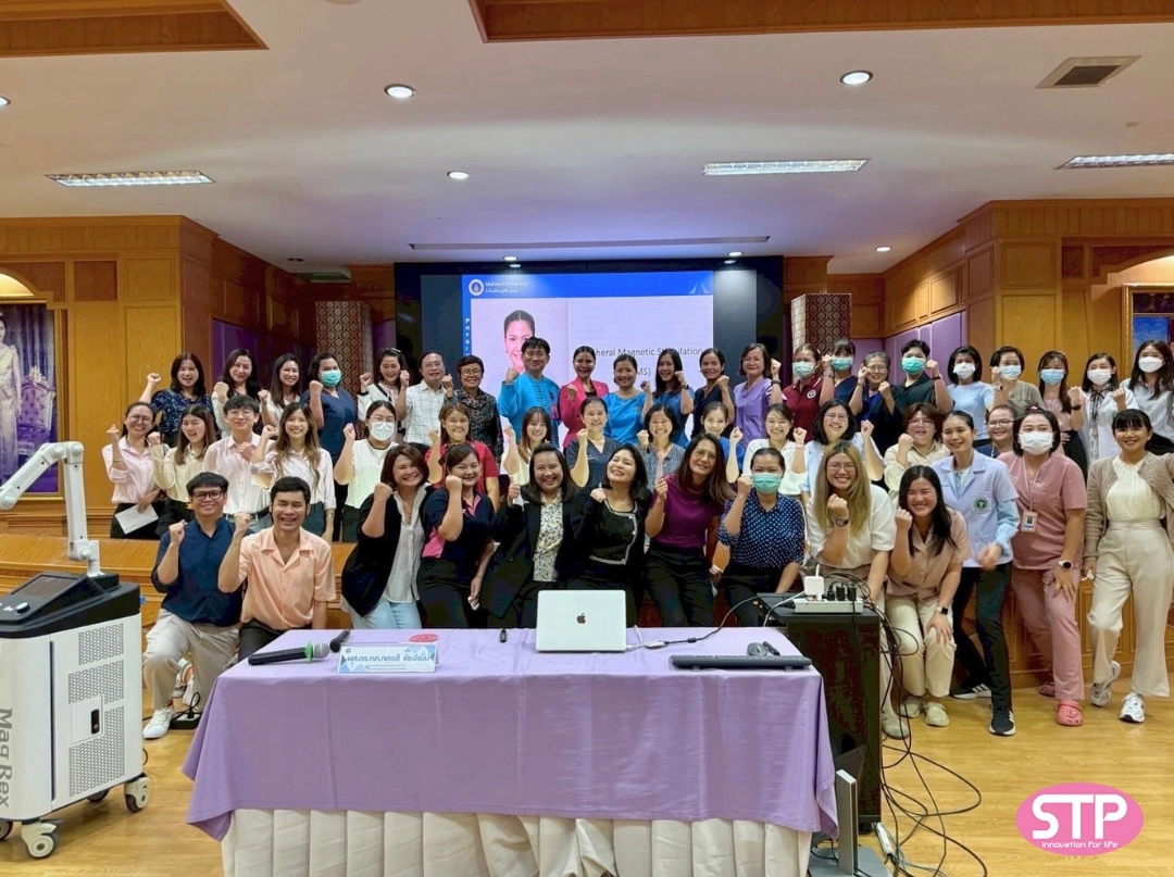 ตัวแทนจากโรงพยาบาลสระบุรีและ บริษัท สมาร์ท เทคโนโลยี แอนด์ โปรดักส์ จำกัด ถ่ายภาพร่วมกันหลังงานสำเร็จลุล่วงไปด้วยดี สะท้อนถึงความร่วมมืออันแข็งแกร่งในการพัฒนาองค์ความรู้ด้านกายภาพบำบัด