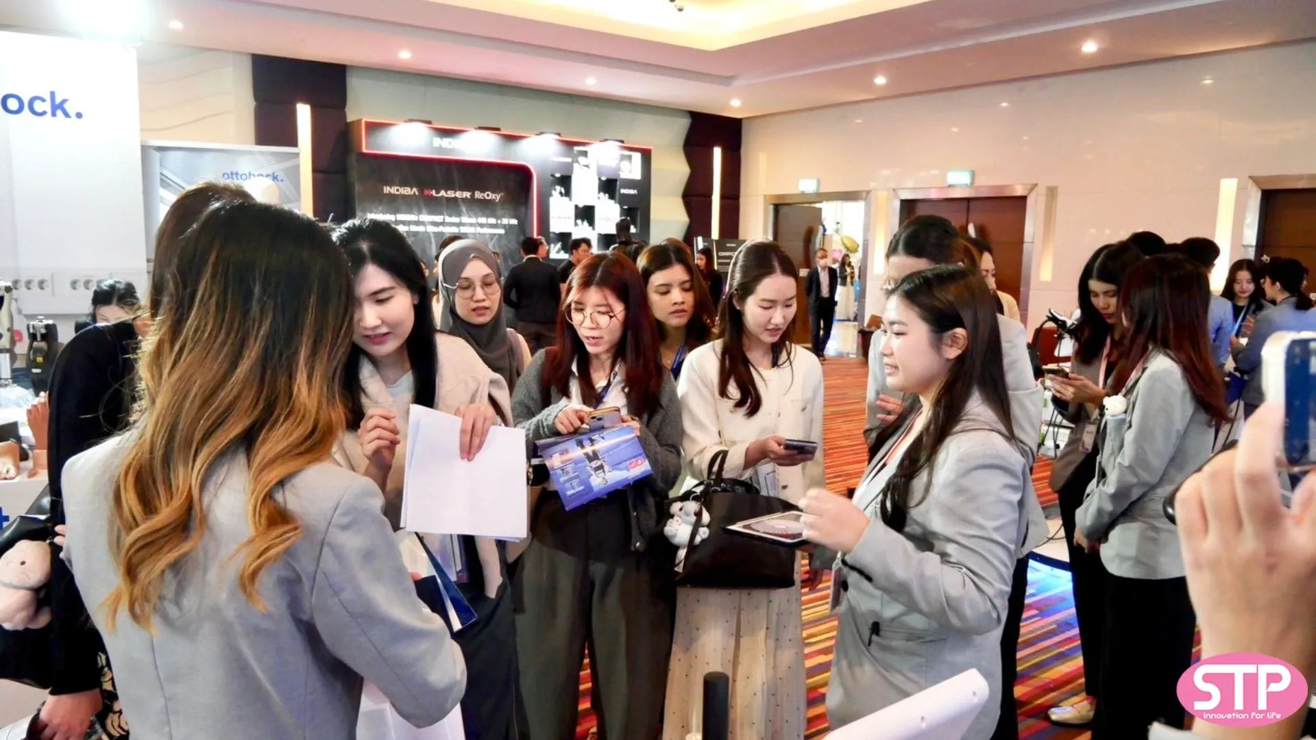 medical-equipment-demonstration-pattaya การสาธิตวิธีการใช้งานเครื่องมือแพทย์ที่ทันสมัยให้แก่ผู้ร่วมงานประชุมวิชาการ