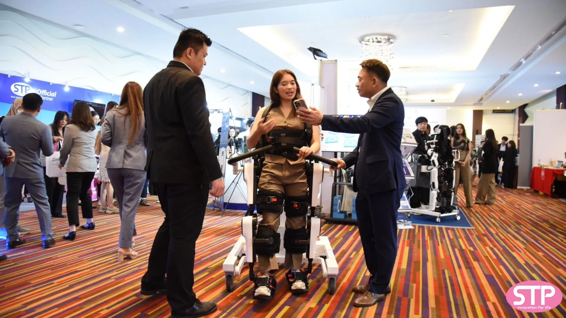 physiatrist-visiting-stpc-booth คณาจารย์แพทย์เวชศาสตร์ฟื้นฟูให้ความสนใจเยี่ยมชมเทคโนโลยีการฟื้นฟูร่างกาย